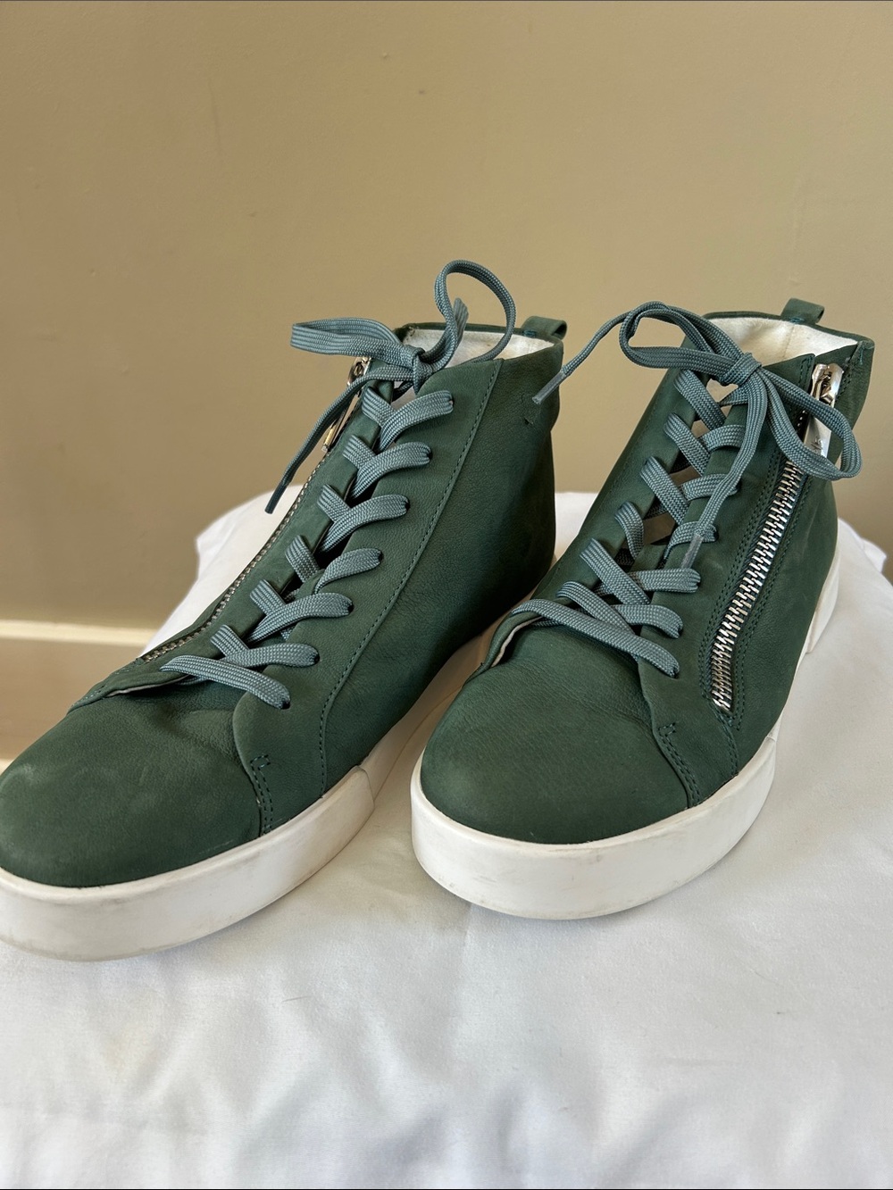Kenneth Cole Size 10 Women's Green High-Top Lace-Up Sneakers with Zipper